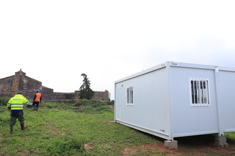Estaleiro da segunda fase das obras de reforço estrutural da encosta do Forte de São Filipe.
