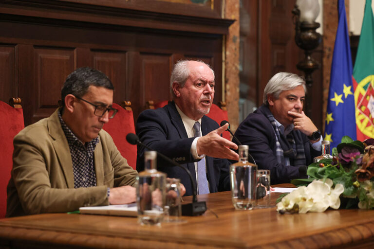 Os presidentes das câmaras municipais de Palmela, Setúbal e Sesimbra, Álvaro Amaro, André Martins e Francisco Jesus, no Fórum Intermunicipal da Saúde, que se reuniu em 19 de dezembro de 2022 no Salão Nobre dos Paços do Concelho.
