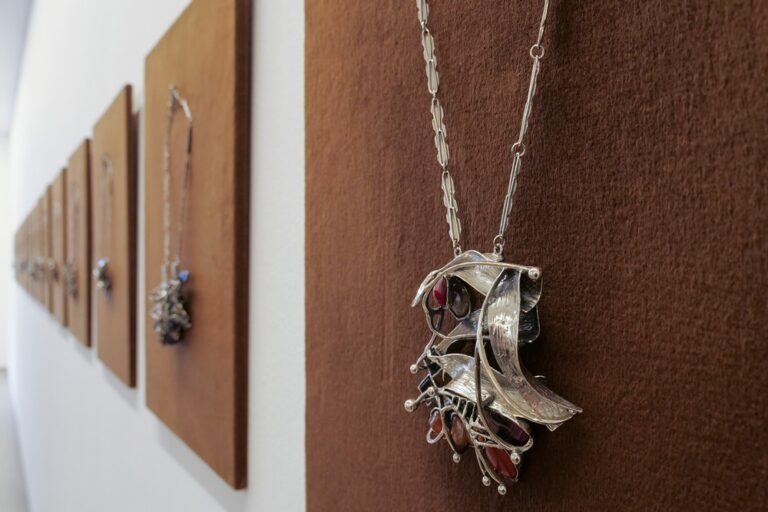 Exposição de joias de Alberto Gordillo na Casa da Cultura