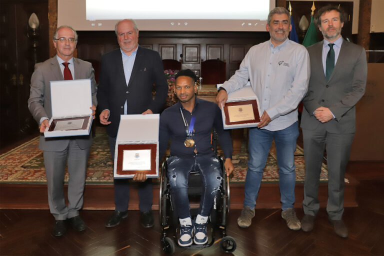 Presidente da Câmara, André Martins, e vereador Pedro Pina com Danilo Ferreira, Euclides Soares e o presidente da Federação de Andebol de Portugal, Luís Miguel Laranjeiro, na homenagem da Câmara Municipal pela conquista dos títulos mundial e europeu de andebol em cadeira de rodas.