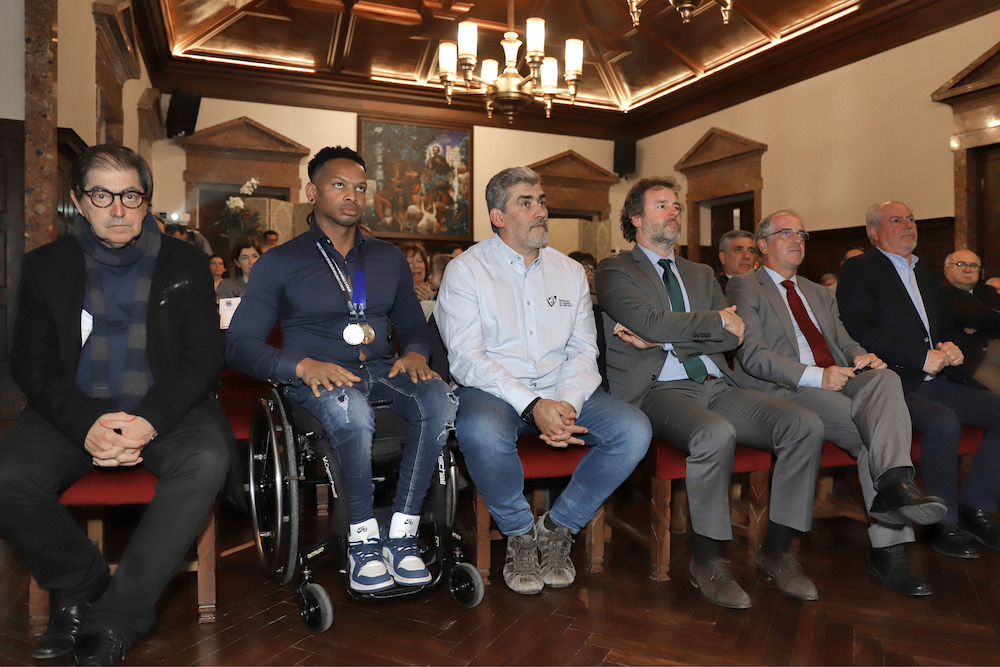 Presidente da Câmara, André Martins, e vereador Pedro Pina com Danilo Ferreira, Euclides Soares e o presidente da Federação de Andebol de Portugal, Luís Miguel Laranjeiro, na homenagem da Câmara Municipal pela conquista dos títulos mundial e europeu de andebol em cadeira de rodas.