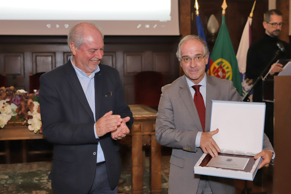 Presidente da Câmara, André Martins, e presidente da Federação de Andebol de Portugal, Luís Miguel Laranjeiro, na homenagem da Câmara Municipal à Federação, ao selecionador nacional Danilo Ferreira e ao jogador Euclides Soares pela conquista dos títulos mundial e europeu de andebol em cadeira de rodas.