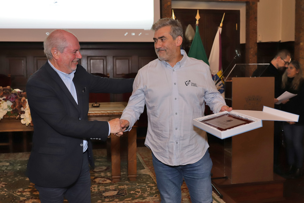 Presidente da Câmara, André Martins, e Danilo Ferreira na homenagem da Câmara Municipal à Federação de Andebol de Portugal, ao selecionador nacional e ao jogador Euclides Soares pela conquista dos títulos mundial e europeu de andebol em cadeira de rodas.