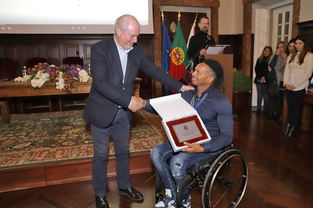 Presidente da Câmara, André Martins, e Euclides Soares na homenagem da Câmara Municipal à Federação de Andebol de Portugal, ao selecionador nacional Danilo Ferreira e ao jogador pela conquista dos títulos mundial e europeu de andebol em cadeira de rodas.