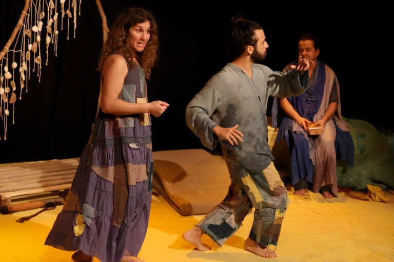 Teatro Animação de Setúbal estreou “Mar Me Quer”, peça baseada no texto homónimo de Mia Couto.