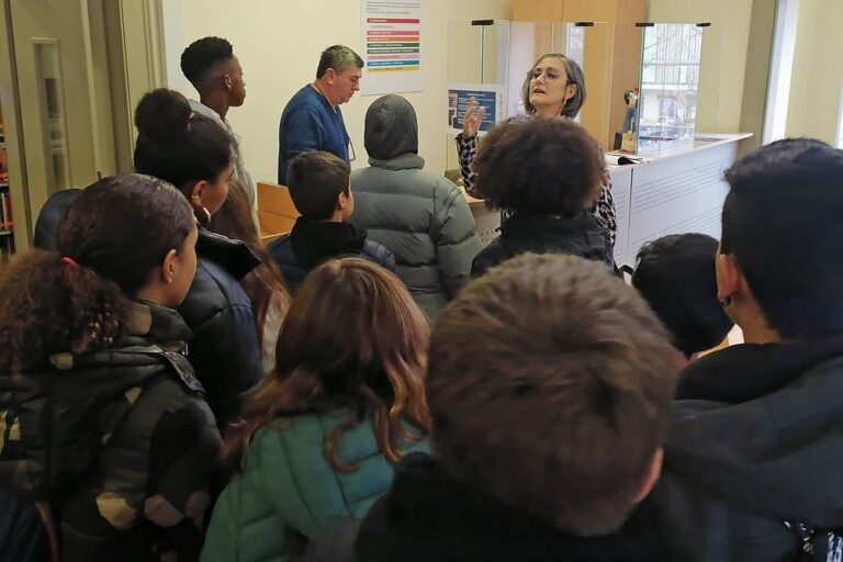 Crianças e jovens participantes no projeto “Férias no Bairro”, integrado no programa “Nosso Bairro, Nossa Cidade”, ficaram a conhecer a Biblioteca Pública Municipal.