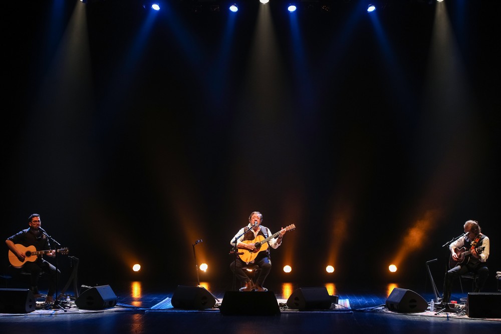 Rui Veloso tocou sucessos de 40 anos de carreira no Fórum Municipal Luísa Todi, com um trio de guitarras.