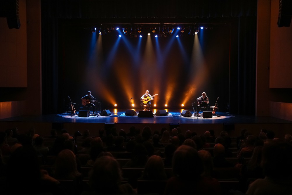 Rui Veloso tocou sucessos de 40 anos de carreira no Fórum Municipal Luísa Todi, com um trio de guitarras.