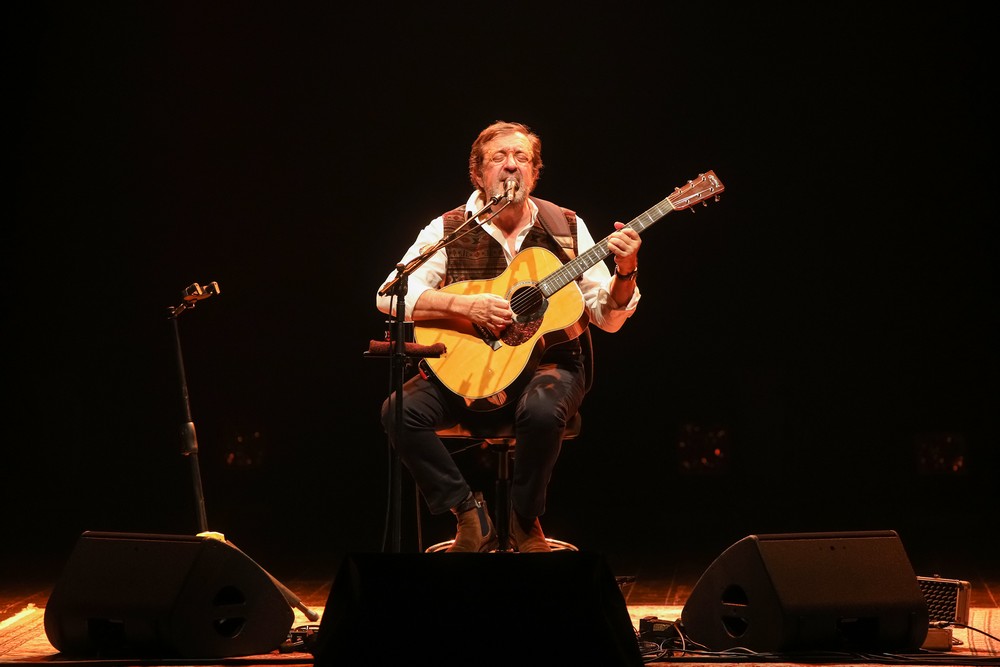 Rui Veloso tocou sucessos de 40 anos de carreira no Fórum Municipal Luísa Todi.