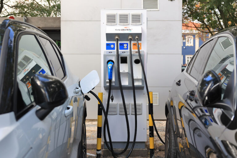 Posto de carregamento rápido de carros elétricos em funcionamento na Avenida Luísa Todi