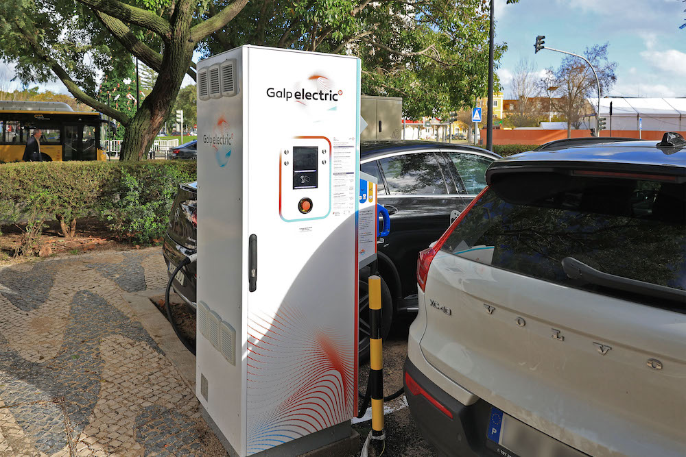 Posto de carregamento rápido de carros elétricos em funcionamento na Avenida Luísa Todi
