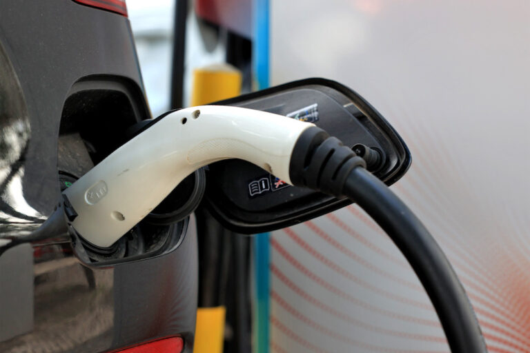 Posto de carregamento rápido de carros elétricos em funcionamento na Avenida Luísa Todi