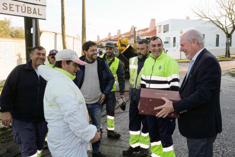 Presidente da Câmara Municipal de Setúbal, André Martins, entrega cabazes de Natal - trabalhadores a proceder a repavimentações em Azeitão
