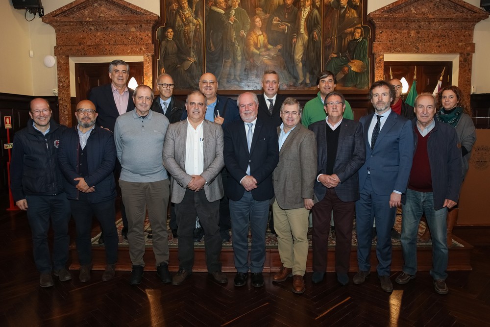 Presidente da Câmara, André Martins, e vereador do Desporto, Pedro Pina, na cerimónia de assinatura do protocolo para a cedência dos campos desportivos do Parque Verde da Bela Vista ao Clube de Ténis de Setúbal.