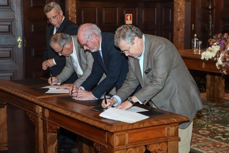 Assinatura do protocolo para a cedência dos campos desportivos do Parque Verde da Bela Vista ao Clube de Ténis de Setúbal.