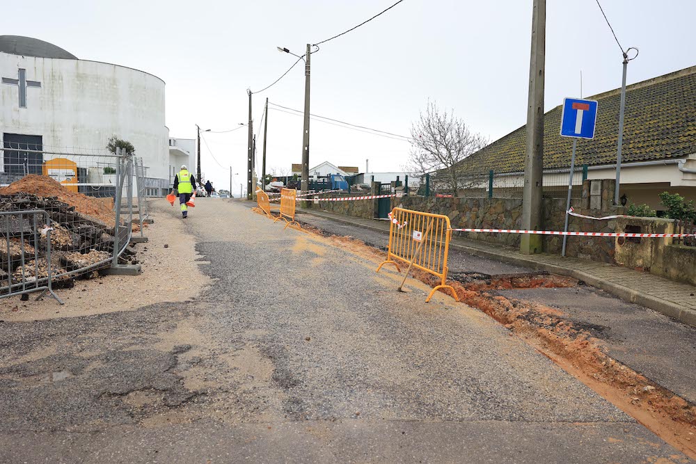 Reabilitação do sistema de abastecimento de água nas ruas Padre Américo Faria e João Martins, no Faralhão.