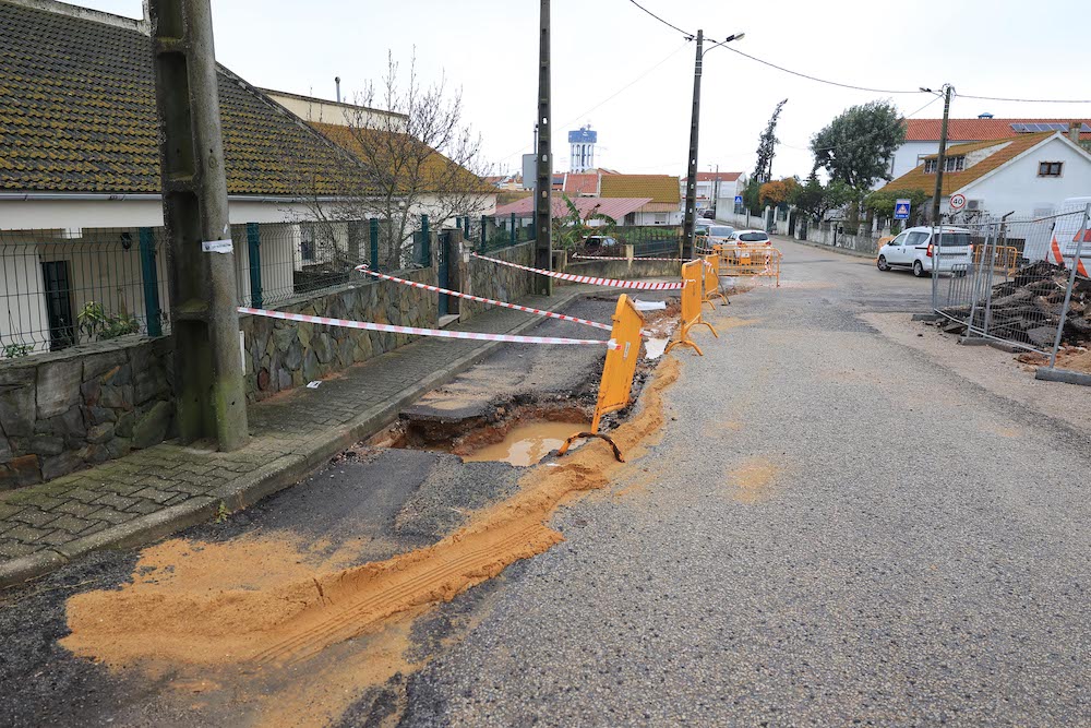 Reabilitação do sistema de abastecimento de água nas ruas Padre Américo Faria e João Martins, no Faralhão.