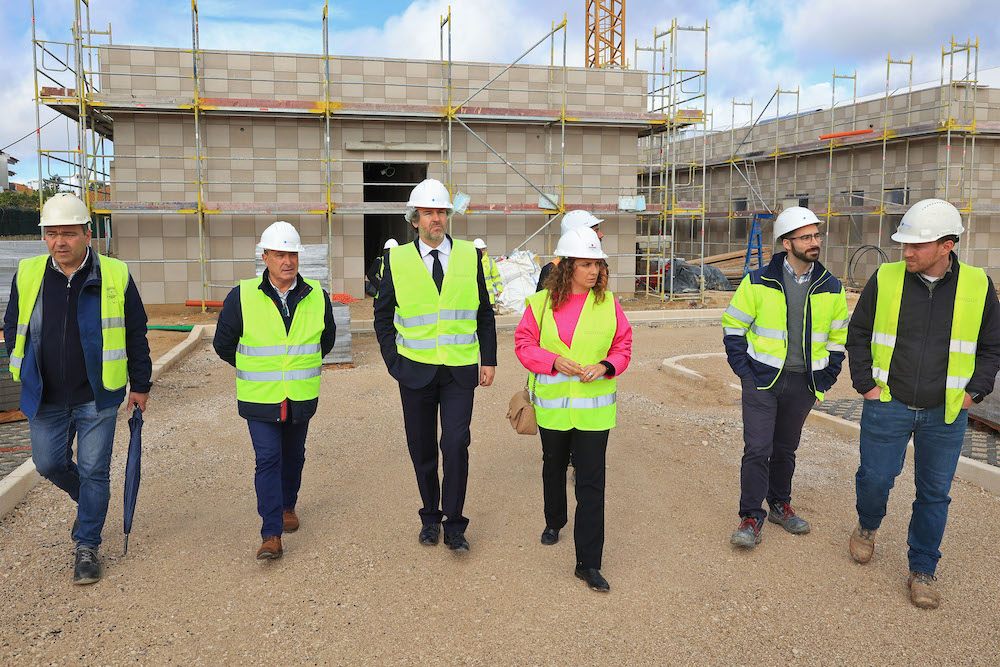 Vereador Pedro Pina, acompanhado pela presidente da Junta de Freguesia de Azeitão, Sónia Paulo, visitou as obras da futura Unidade de Saúde Familiar de Azeitão.