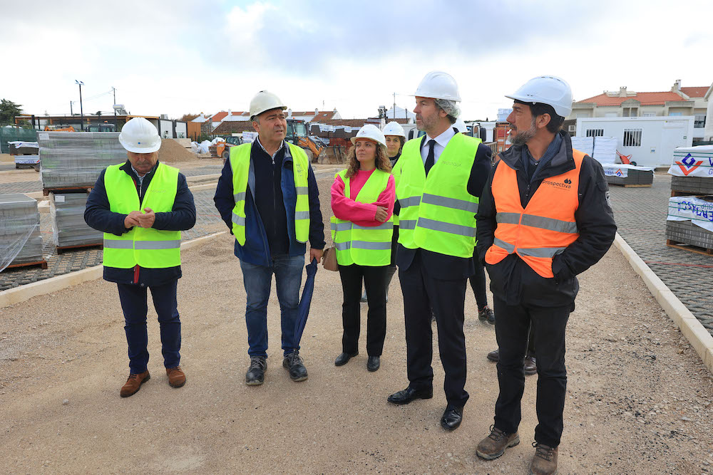 Vereador Pedro Pina, acompanhado pela presidente da Junta de Freguesia de Azeitão, Sónia Paulo, visitou as obras da futura Unidade de Saúde Familiar de Azeitão.