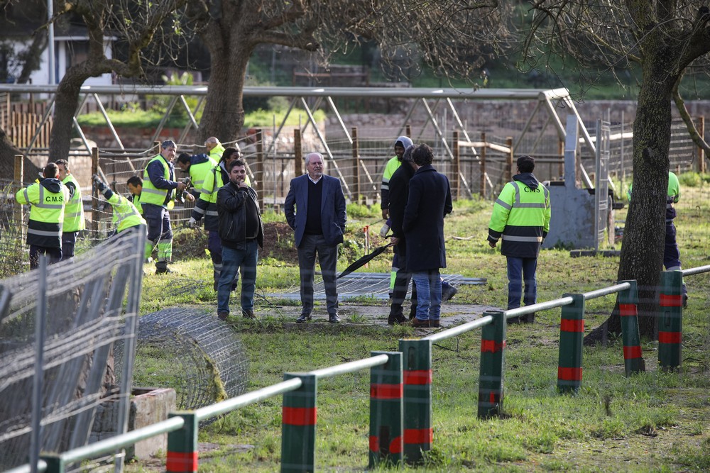 Presidente da Câmara, André Martins, durante a ação em que a autarquia retirou vedações do Parque de Merendas da Comenda, para repor legalidade e devolver o espaço à população.