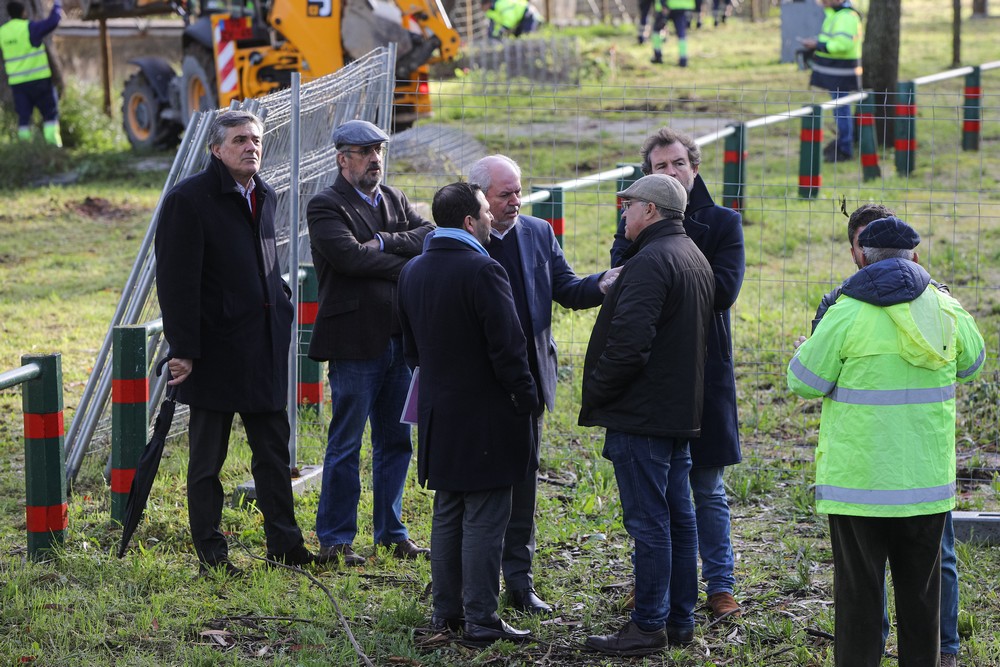 Presidente da Câmara, André Martins, durante a ação em que a autarquia retirou vedações do Parque de Merendas da Comenda, para repor legalidade e devolver o espaço à população.