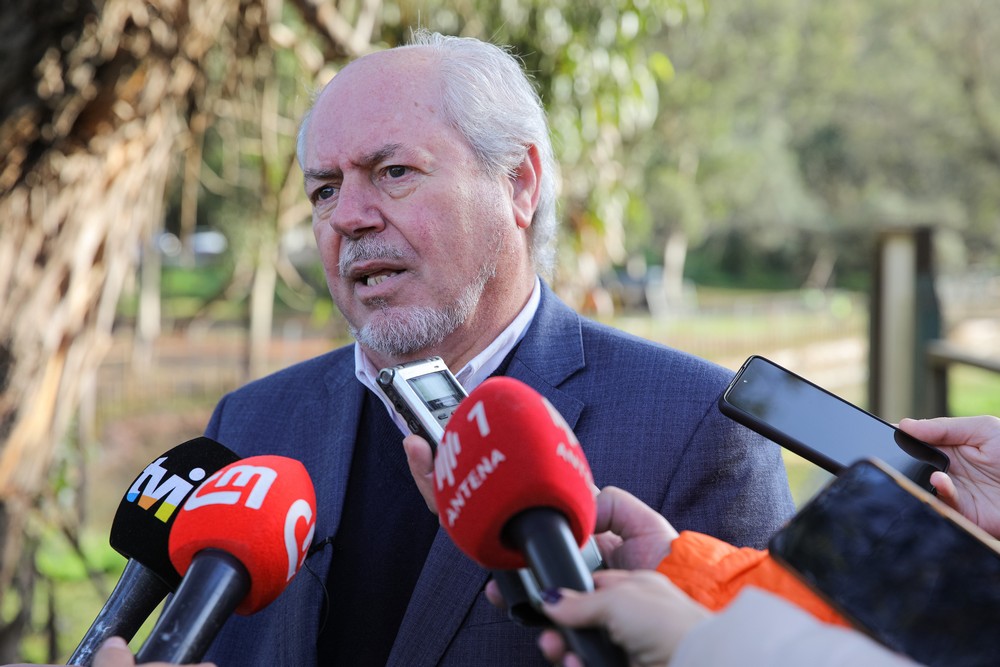 Presidente da Câmara, André Martins, durante a ação em que a autarquia retirou vedações do Parque de Merendas da Comenda, para repor legalidade e devolver o espaço à população.