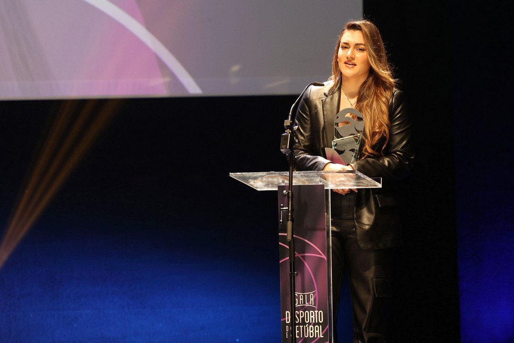 A praticante de full contact / muaythai Maria Inês Mariani, do Henrique Diogo Team, recebeu o Prémio Atleta do Ano feminino na sétima Gala do Desporto de Setúbal.