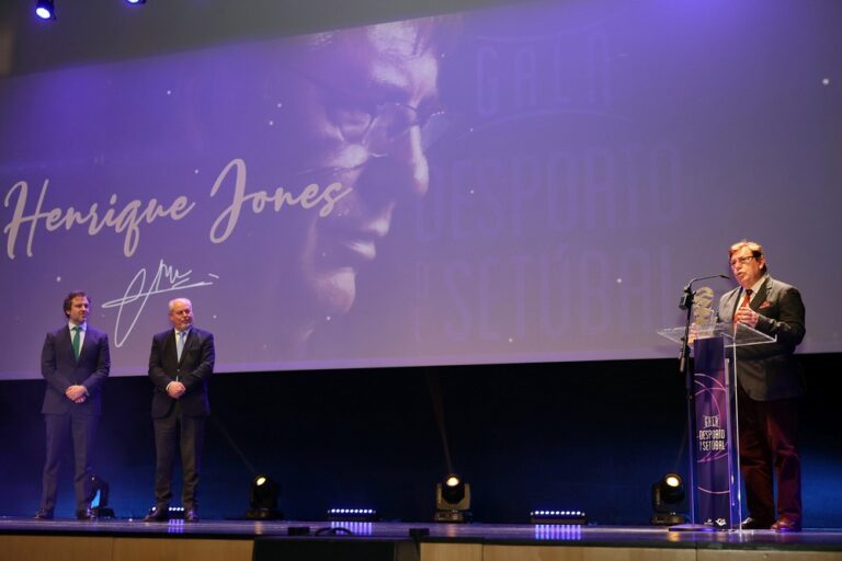 Médico Henrique Jones recebeu Prémio Carreira na sétima Gala do Desporto de Setúbal, entregue pelo presidente da Câmara, André Martins, e pelo vereador Pedro Pina.