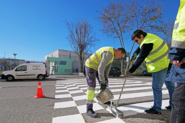 Pintura de passadeira em frente da Escola Básica e Secundária Ordem de Sant’Iago, na Bela Vista.