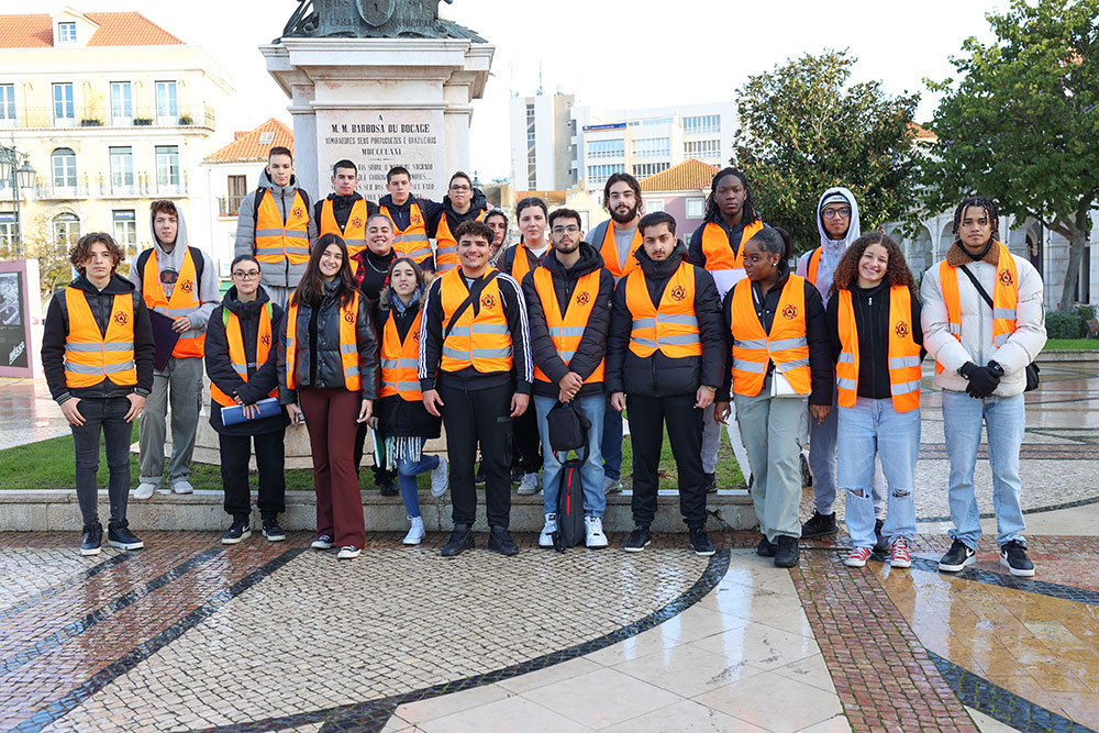 Alunos do 3.º ano do curso profissional de Proteção Civil da Escola Secundária D. Manuel Martins realizam inquérito ao edificado do centro histórico, no âmbito da revisão do plano de intervenção nesta área de Setúbal.