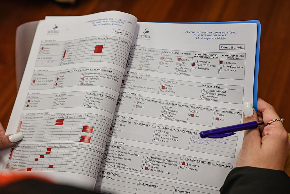 Alunos do 3.º ano do curso profissional de Proteção Civil da Escola Secundária D. Manuel Martins realizam inquérito ao edificado do centro histórico, no âmbito da revisão do plano de intervenção nesta área de Setúbal.