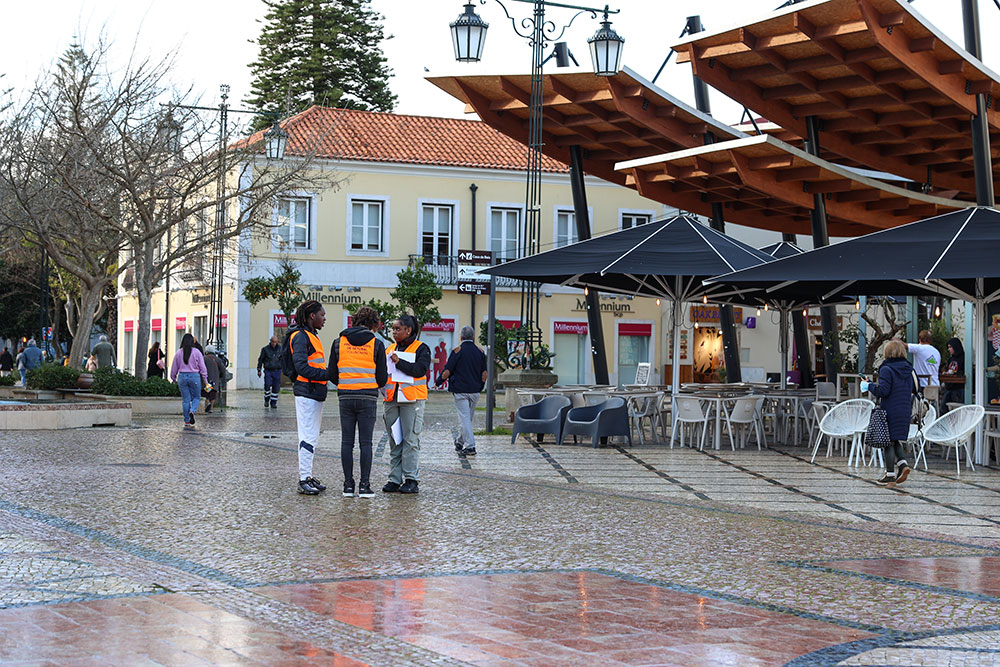 Alunos do 3.º ano do curso profissional de Proteção Civil da Escola Secundária D. Manuel Martins realizam inquérito ao edificado do centro histórico, no âmbito da revisão do plano de intervenção nesta área de Setúbal.