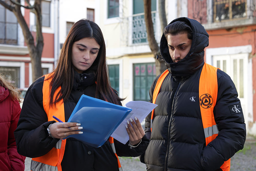 Alunos do 3.º ano do curso profissional de Proteção Civil da Escola Secundária D. Manuel Martins realizam inquérito ao edificado do centro histórico, no âmbito da revisão do plano de intervenção nesta área de Setúbal.