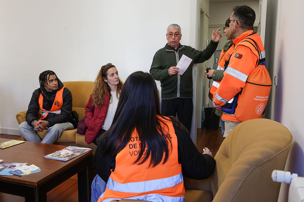 Alunos do 3.º ano do curso profissional de Proteção Civil da Escola Secundária D. Manuel Martins realizam inquérito ao edificado do centro histórico, no âmbito da revisão do plano de intervenção nesta área de Setúbal.