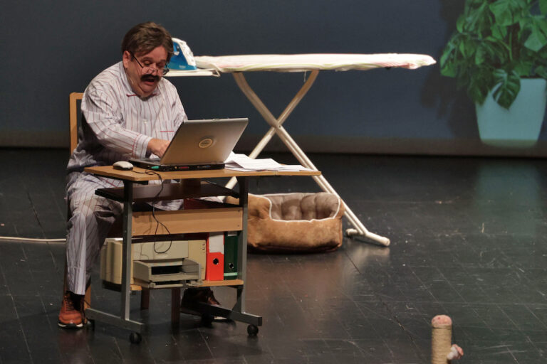 "Insónia, peça de Roberto Pereira com Fernando Mendes.