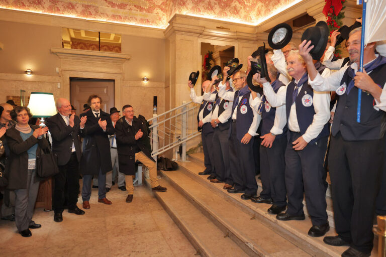 Grupo Coral Alentejano "Os Amigos dos Sadinos" canta as Janeiras nos Paços do Concelho, perante o presidente da Câmara, André Martins, e membros do Executivo municipal.