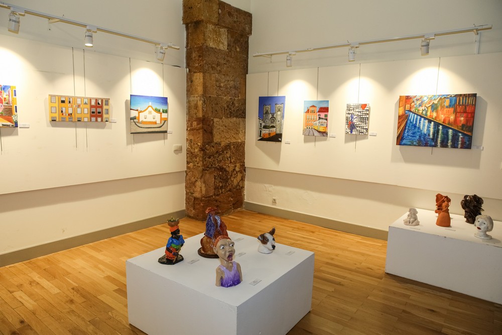 Exposição coletiva “Paisagem Urbana e Sentimentos Modelados”, com trabalhos de utentes da Universidade Sénior de Azeitão, na Biblioteca Pública Municipal.