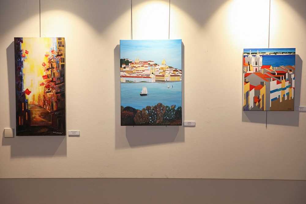 Exposição coletiva “Paisagem Urbana e Sentimentos Modelados”, com trabalhos de utentes da Universidade Sénior de Azeitão, na Biblioteca Pública Municipal.