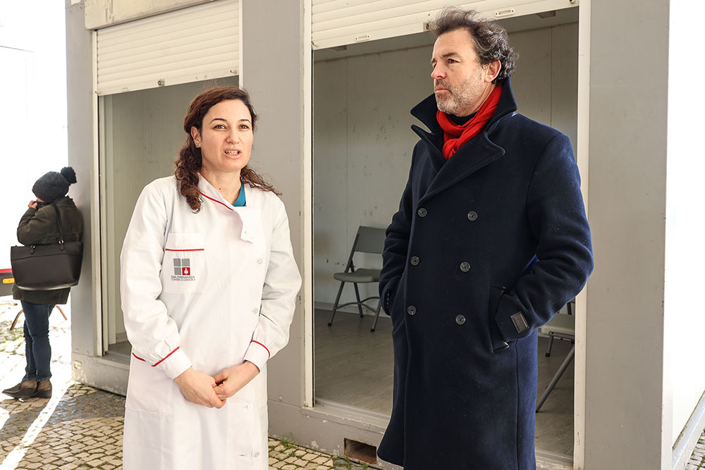 Rastreio cancro da mama | vereador Pedro Pina visita unidade móvel