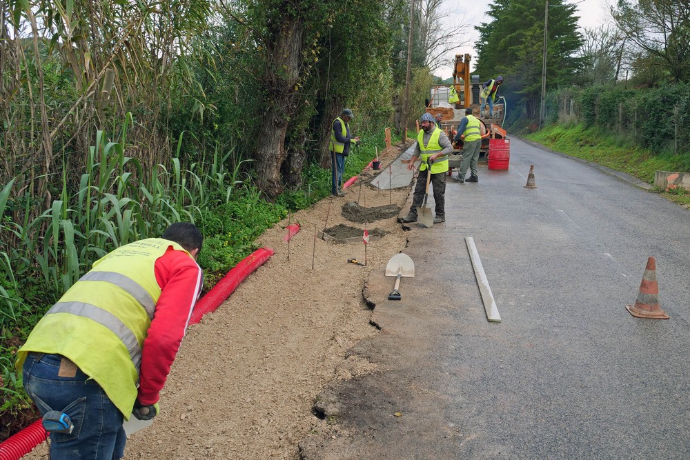 Reparação de vala e redefinição da linha de água na Estrada Municipal 528, próximo dos Picheleiros, Azeitão,
