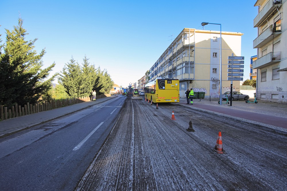 Troço da Avenida dos Ciprestes, junto da Praceta da Meia Laranja, com o pavimento em reparação.