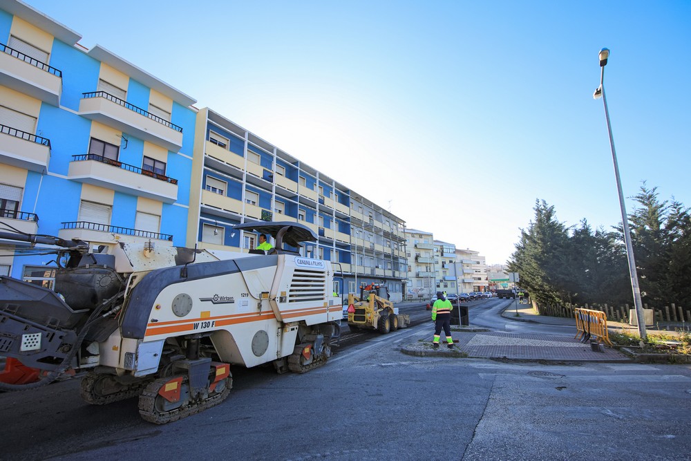 Troço da Avenida dos Ciprestes, junto da Praceta da Meia Laranja, com o pavimento em reparação.