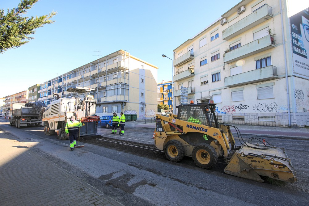 Troço da Avenida dos Ciprestes, junto da Praceta da Meia Laranja, com o pavimento em reparação.