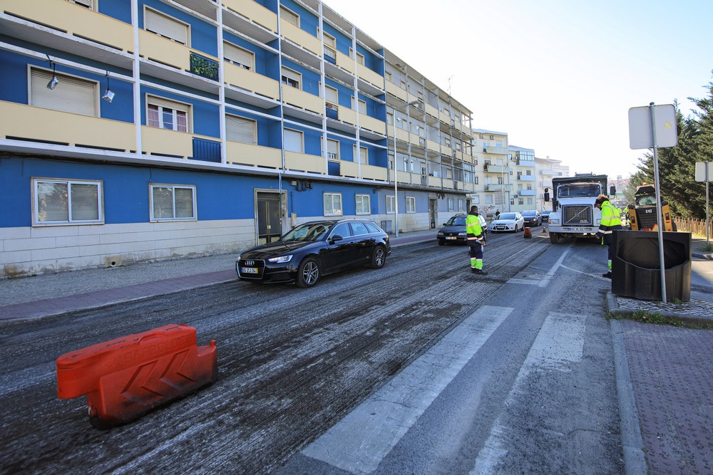 Troço da Avenida dos Ciprestes, junto da Praceta da Meia Laranja, com o pavimento em reparação.