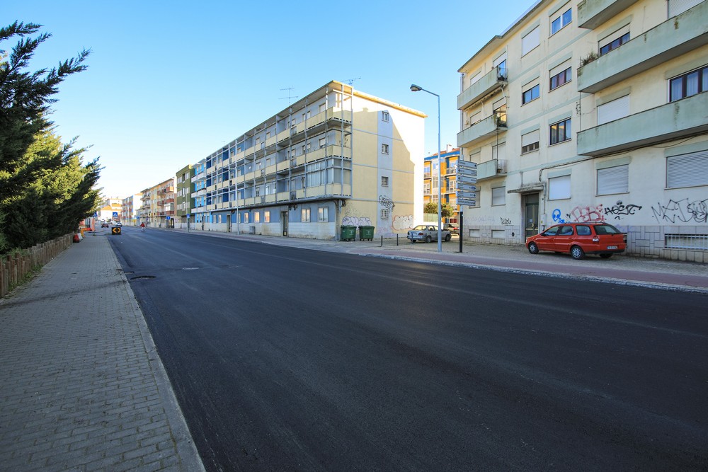 Troço da Avenida dos Ciprestes, junto da Praceta da Meia Laranja, com o pavimento reparado.