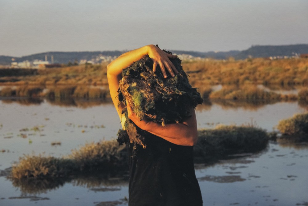 Exposição “Sustentar” exibe trabalhos de seis artistas sobre projetos implementados em Portugal com o objetivo de dar resposta aos desafios ecológicos e sociais.