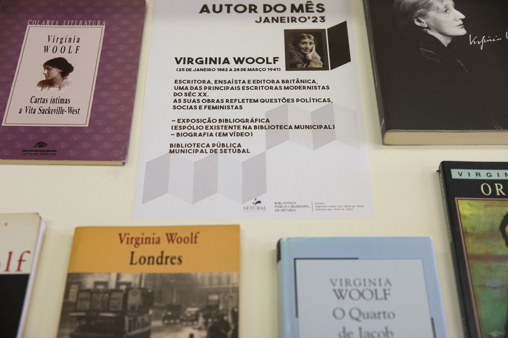 Exposição bibliográfica sobre a escritora inglesa Virginia Woolf na Biblioteca Pública Municipal de Setúbal, no âmbito do ciclo “Autor do Mês”.