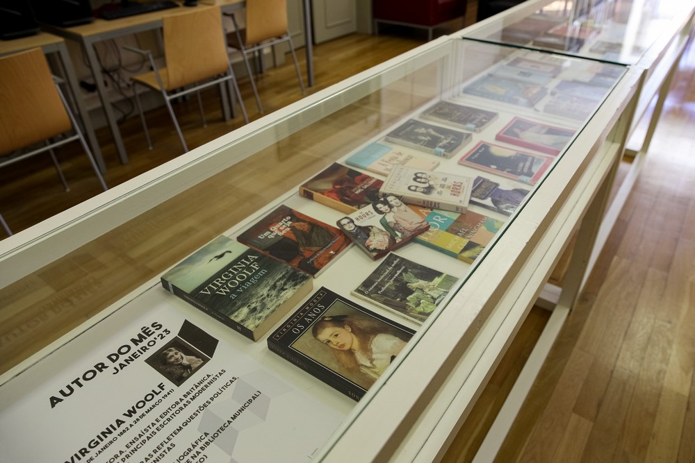 Exposição bibliográfica sobre a escritora inglesa Virginia Woolf na Biblioteca Pública Municipal de Setúbal, no âmbito do ciclo “Autor do Mês”.