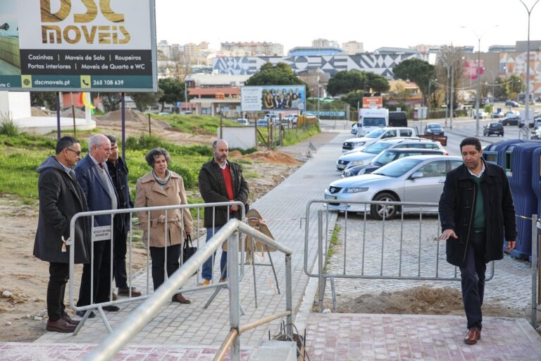 Presidente da Câmara, André Martins, vice-presidente Carla Guerreiro, vereador Carlos Rabaçal e presidente da Junta de Freguesia de São Sebastião, Nuno Costa, visitaram o novo passeio na Av. Coração de Maria, na Azeda, um exemplo da cooperação entre a Câmara e as juntas de freguesia.