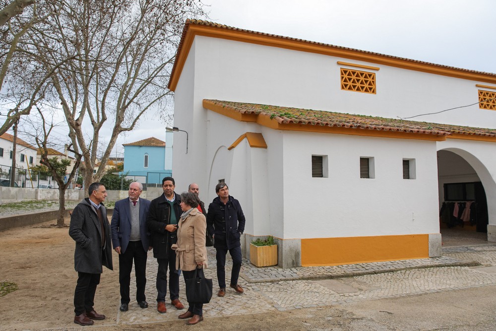 Descentralização de competências - Presidente da Câmara, André Martins, vice-presidente Carla Guerreiro e vereador Carlos Rabaçal visitam a Escola Básica do Bairro da Conceição, com o presidente da Junta de Freguesia de São Sebastião, Nuno Costa.